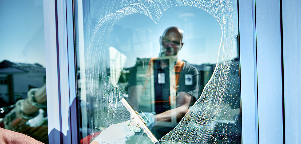 Wir vereinen Tradition&nbsp;
und Fortschritt

Wir alle brauchen eine saubere und sichere Umgebung, in der wir uns wohlfühlen. Als Facility Services Dienstleister setzen wir uns bei PLURAL seit über 100 Jahren dafür ein.